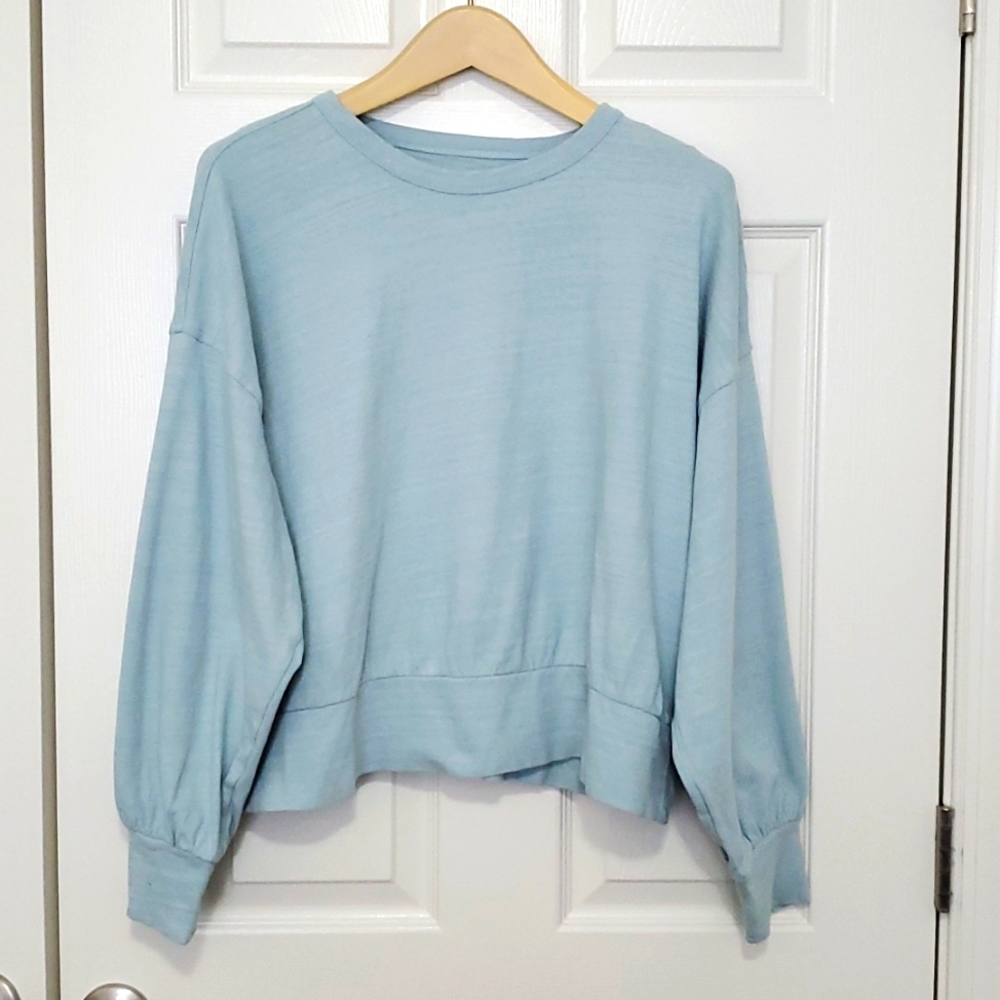 Nwot light blue wide sleeve pull over sweatshirt